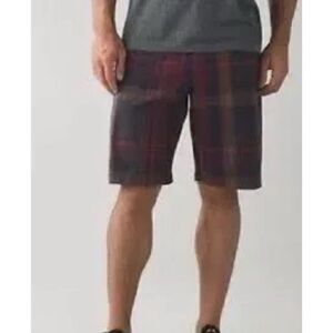 Lululemon
Men's Kahuna Golf Shorts in Plaid Size 40 / NWOT